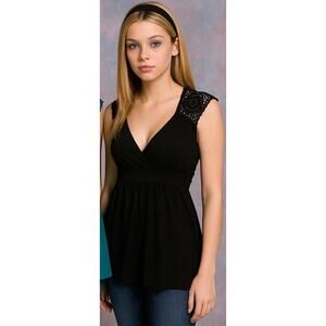 L.e.i women’s black Y2K Crochet Sleeveless tank top in size L with back tie belt